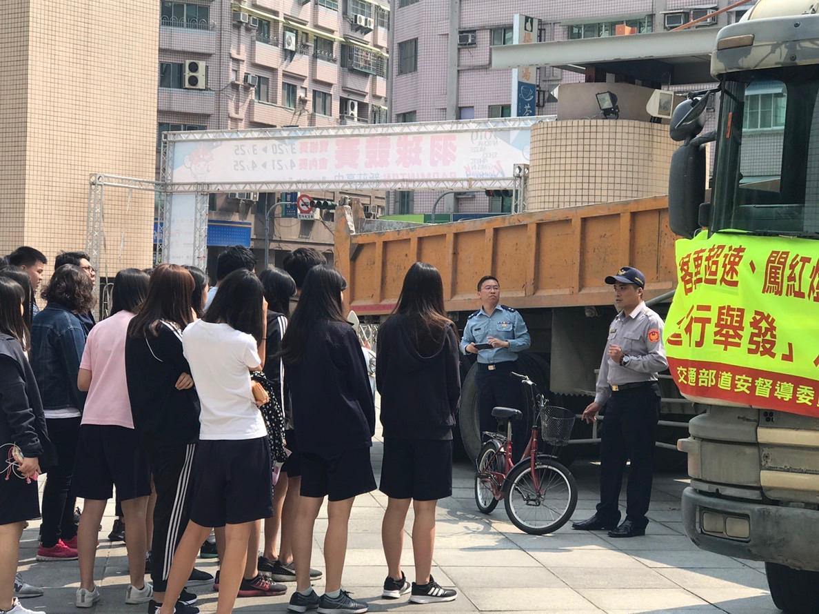 左營警方將砂石車駛入校園 宣導交通安全