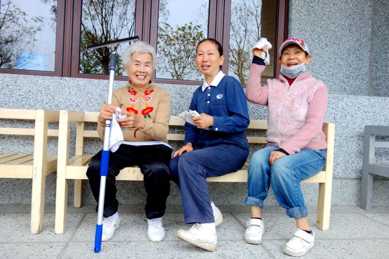 慈濟志工「大內除草高手」熬煉生命的梅花