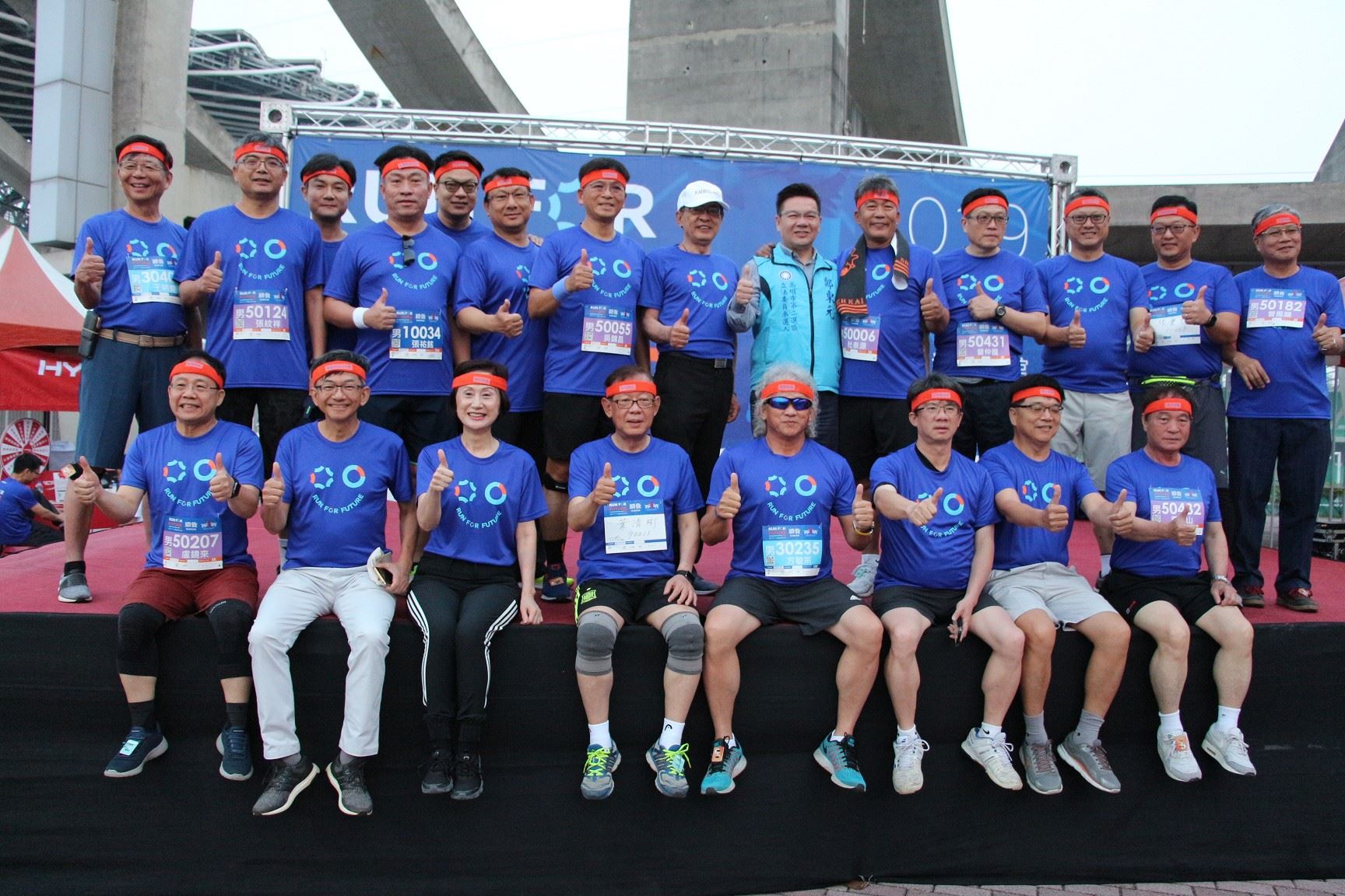 高雄市副市長洪東煒為公益路跑鳴槍 替跑者加油打氣