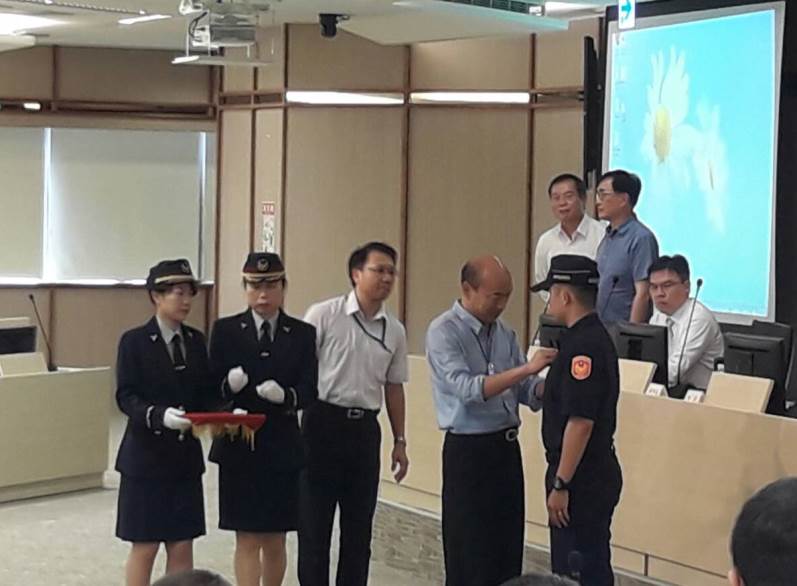 高市特勤員警搏命破獲行動軍火庫 榮獲市長親自授階表揚