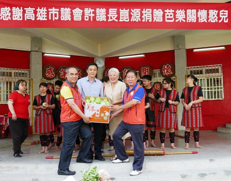 高雄市議長許崑源挺芭樂果農、送暖護弱勢