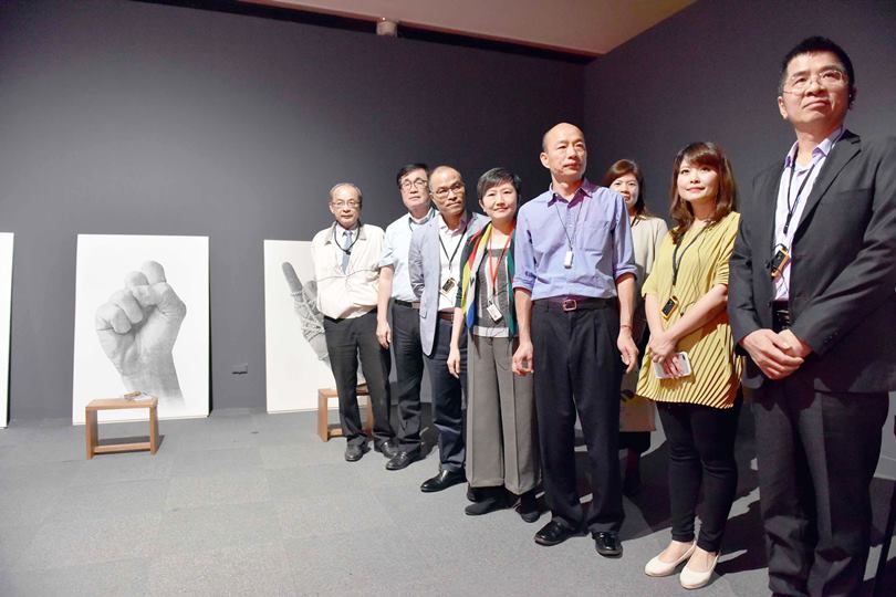高美館展出太陽雨特展 市長韓國瑜前往觀展