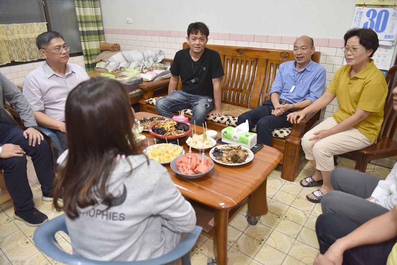 每月一宿 韓國瑜夜宿單親家庭 盼落實弱勢照護