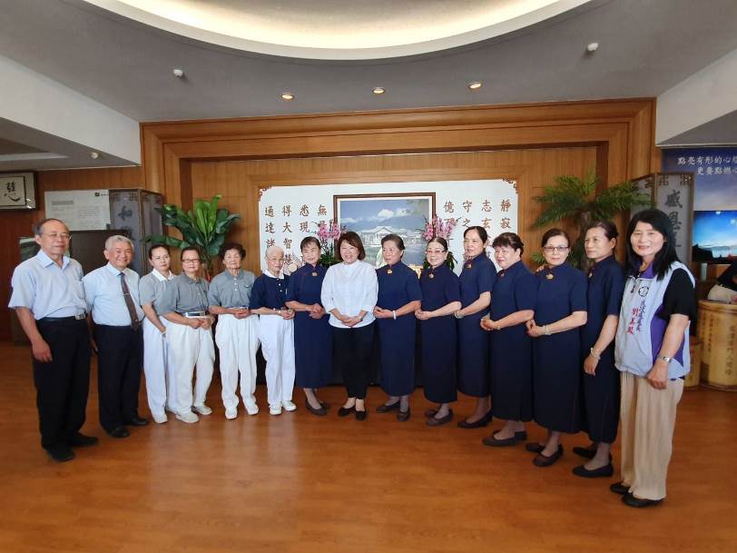 慈濟嘉義浴佛  市長黃敏惠與八名模範母親憶親恩