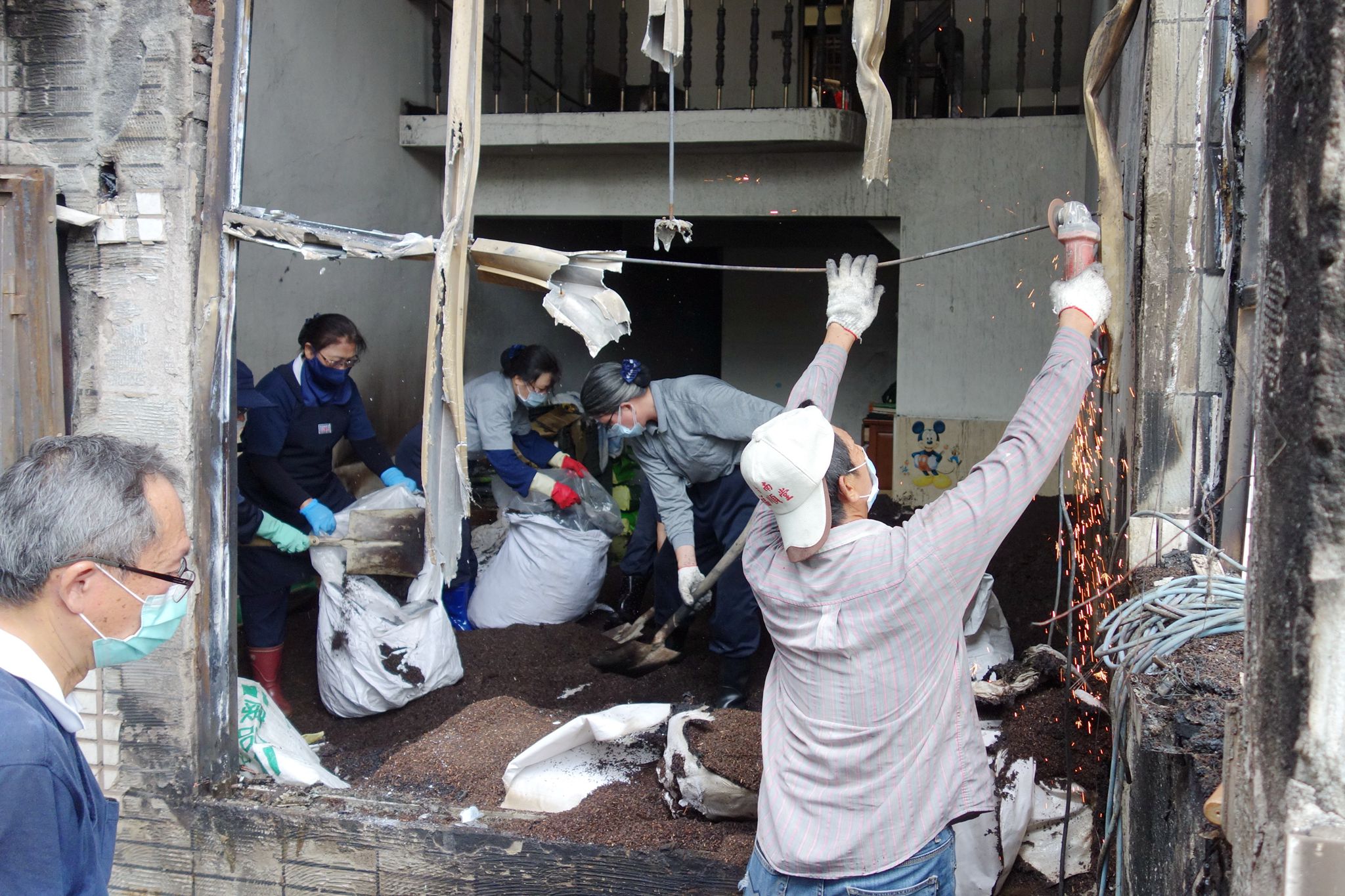 慈濟助火警民宅清掃  為嗆傷女童祈福