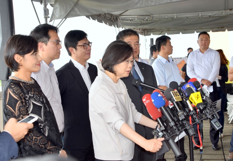 陪同總統及行政院副院長視察橋頭科學園區