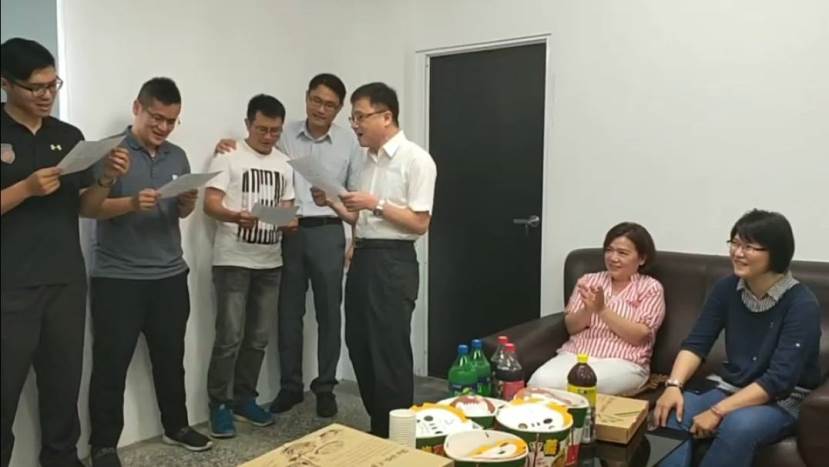 鹽埕警分局長當指揮獻唱歡慶母親節 女性同仁感心笑開懷