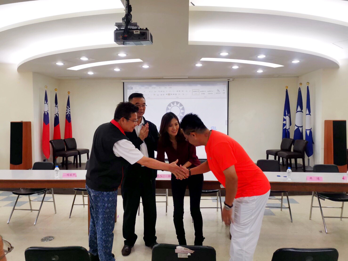 高雄市第二選區立法委員由黃韻涵代表國民黨出征