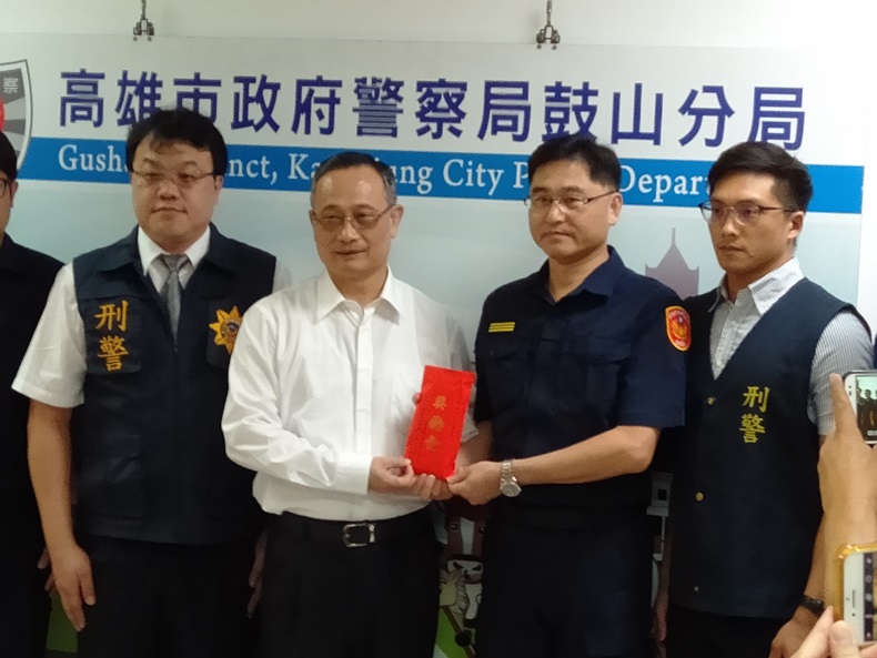 鼓山分局逮包裹炸彈客 警政署長陳家欽頒破案獎金