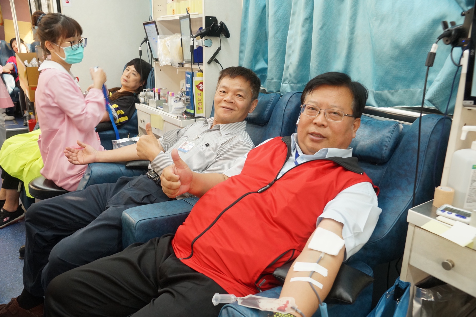 中油煉製事業部副執行長徐漢率同仁勇躍捐血