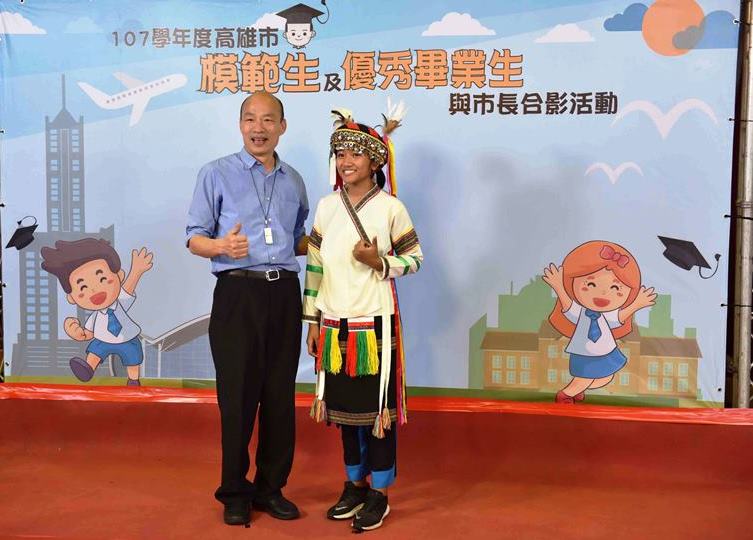 韓國瑜與畢業生合影：期勉自主學習、打開心胸及廣交好友