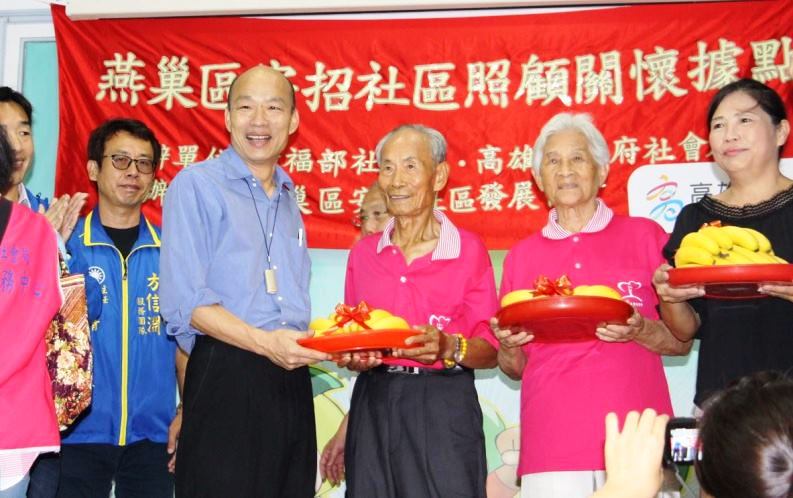 韓國瑜走入弱勢家庭與長輩共餐 盼落實社會關懷照護