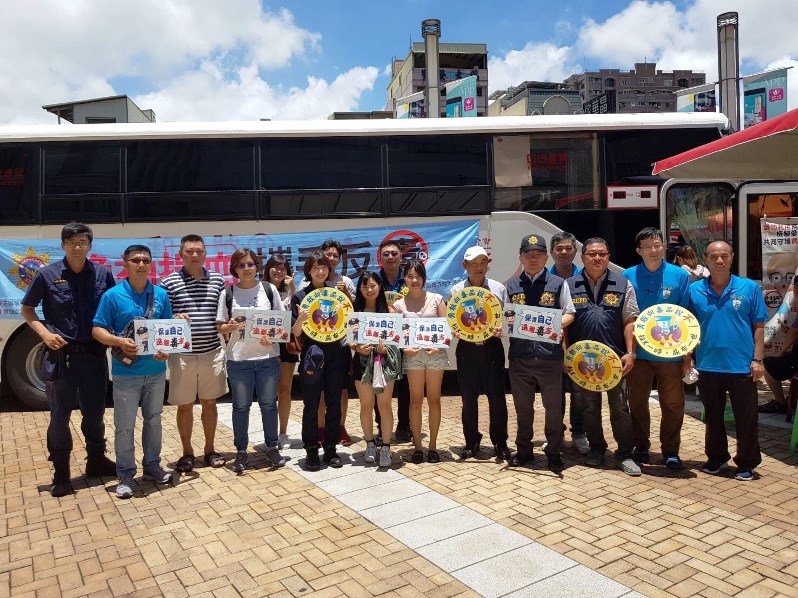 新興分局辦「挽袖捐血  攜手反毒」活動 警挽袖捐熱血