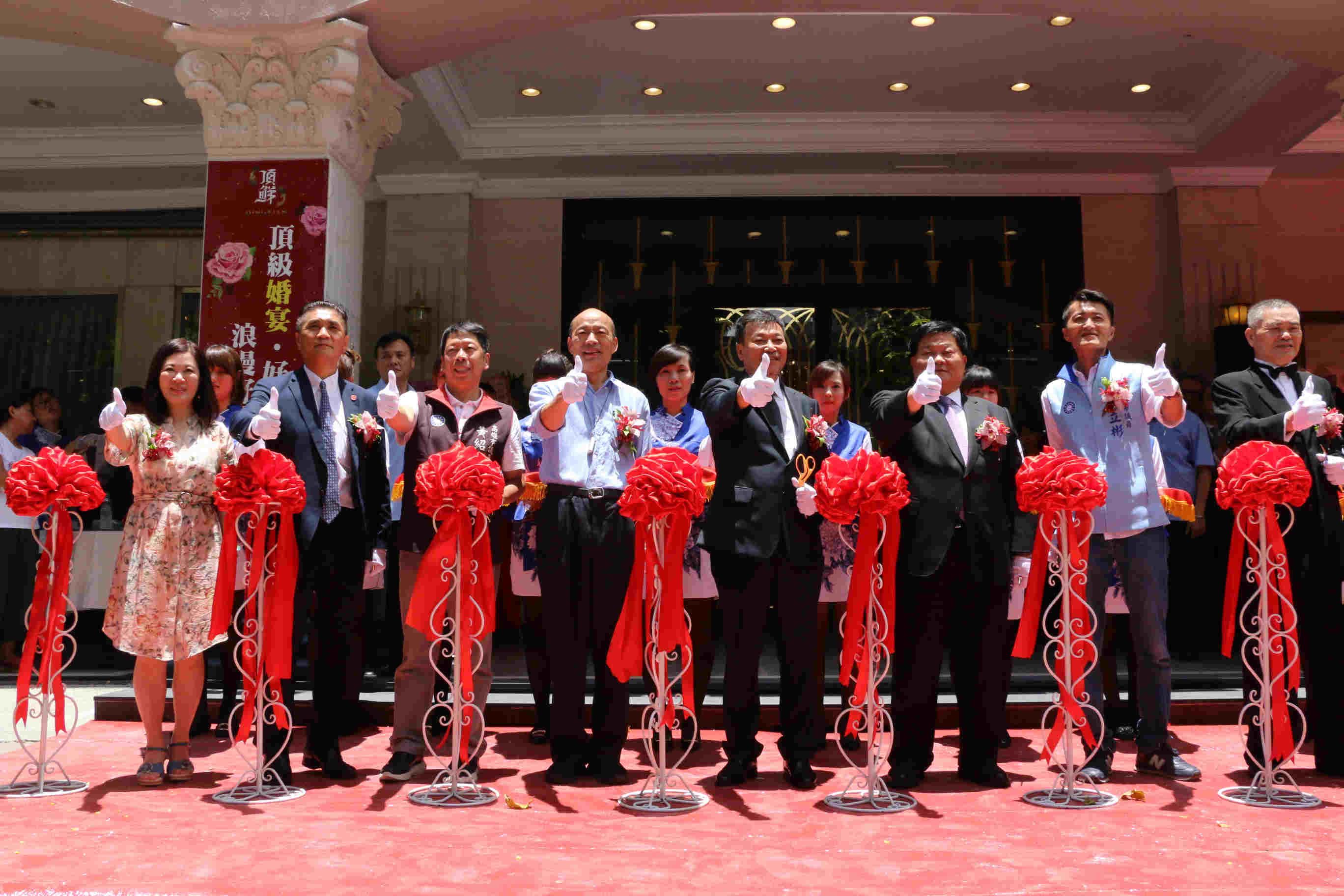 頂鮮擔仔麵開幕剪綵 韓國瑜期待高雄百業欣欣向榮