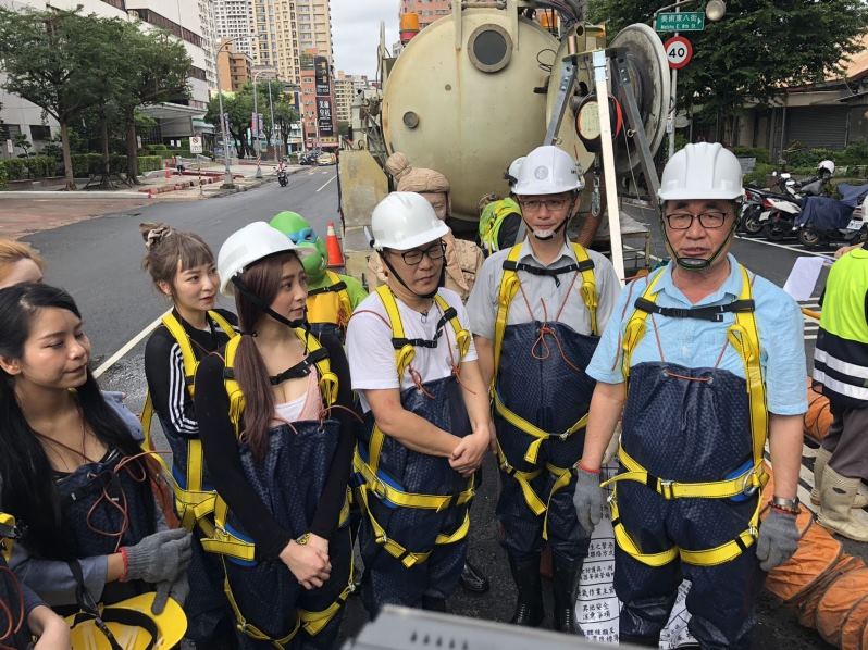 人生難得體驗 副市長李四川偕同沈玉琳視察下水道清疏工程