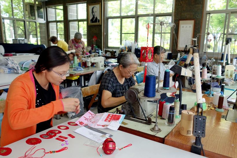 庫存布的第二春  慈濟巧藝坊物命再造