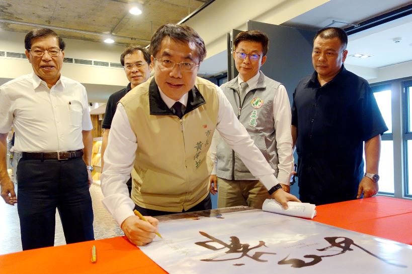 台南市長黃偉哲邀局處長看「如常」履行包容與善念