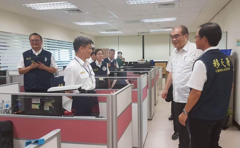 行政院南部中心新大樓落成 移民署長邱豐光巡視新廳舍