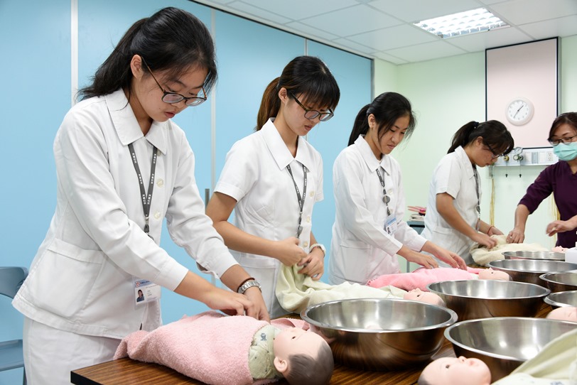 高雄醫學院一日護理師營 體驗白衣天使的甘苦