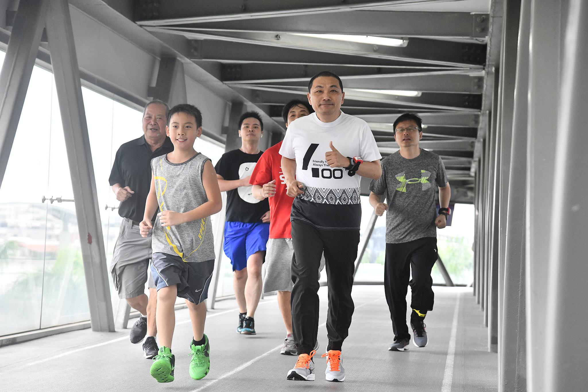 跑步打球樣樣來 侯友宜與市民相約動健康