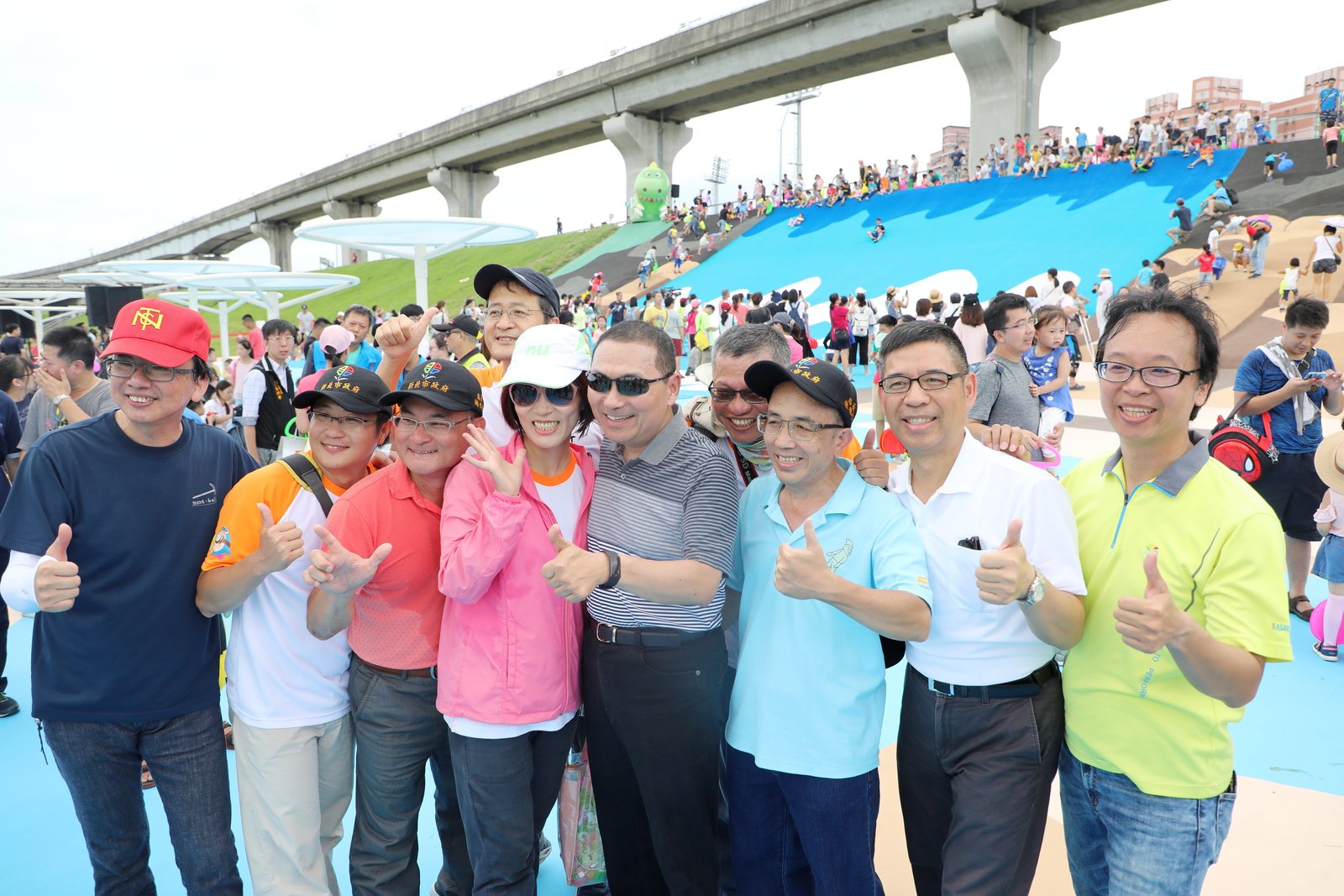 新北大都會公園「瀑布滑草場」啟用 侯友宜邀請大小朋友共度快樂暑假