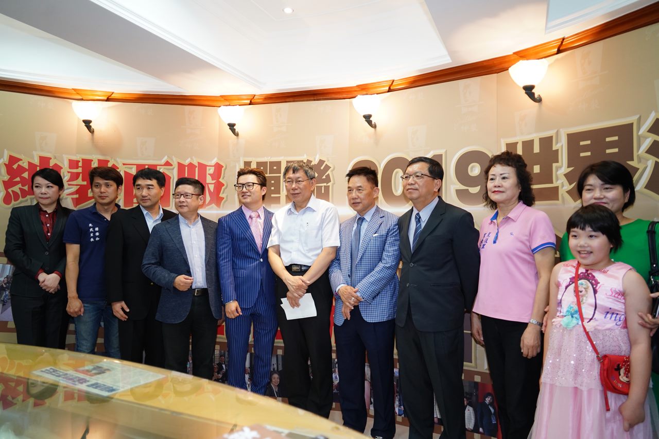 紳裝西服勇奪世界金牌三連霸 柯文哲出席慶功記者會