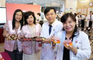 市立小港醫院研發暖心凍餅 分享長輩慶中秋