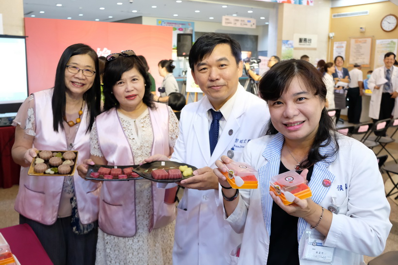 市立小港醫院研發暖心凍餅 分享長輩慶中秋