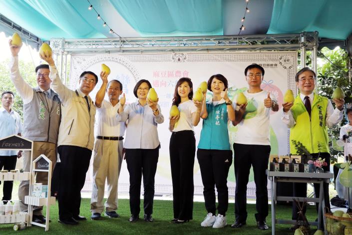 蔡英文總統與黃偉哲市長同台行銷麻豆文旦 號召企業認購5千箱成交