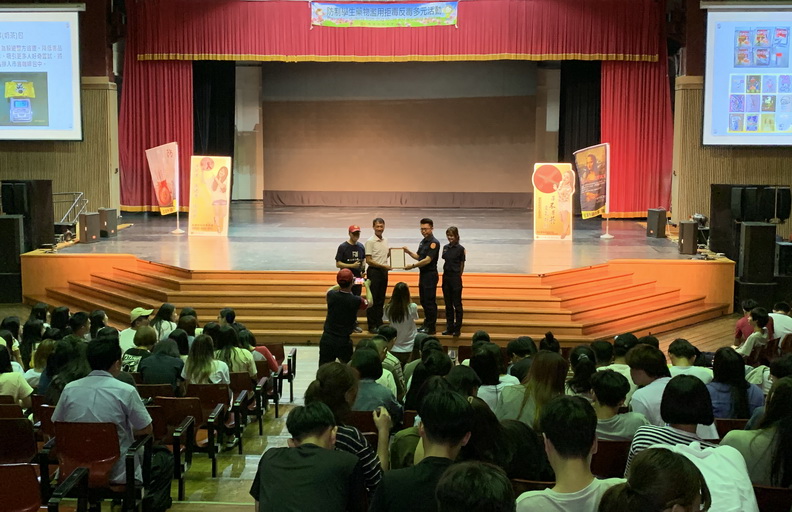 左營分局警方至文藻外語大學犯防交通宣導