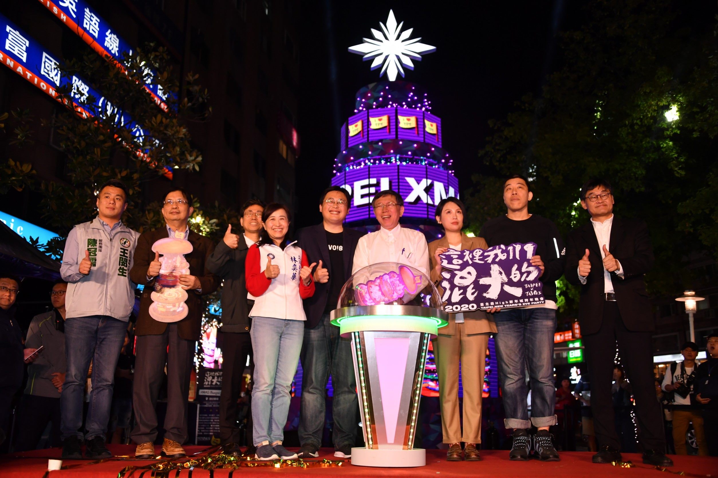 柯文哲閃亮混東區 打造3000公尺燈海邀民眾盡情打卡