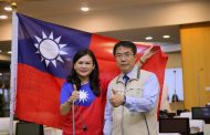 議員林燕祝獻國旗 台南市長黃偉哲簽名認同中華民國