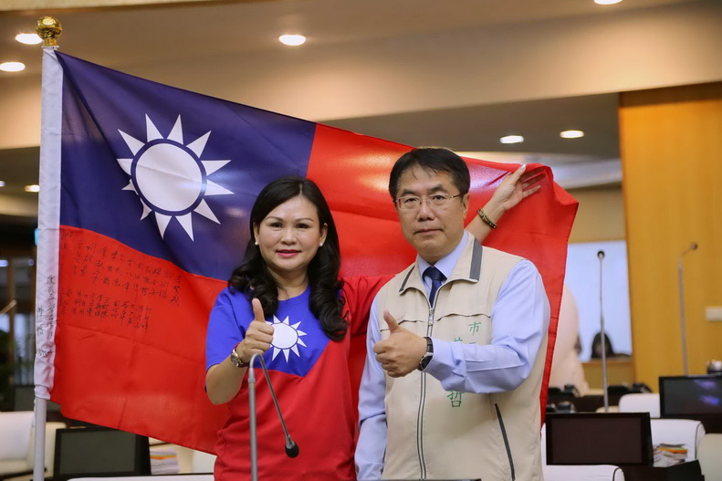 議員林燕祝獻國旗 台南市長黃偉哲簽名認同中華民國