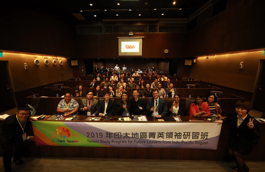 台醫師零食國民外交 外國青年笑開懷