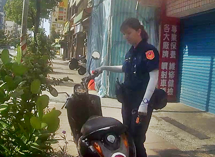 民眾機車鑰匙未拔 鹽埕分局警暖心代保管