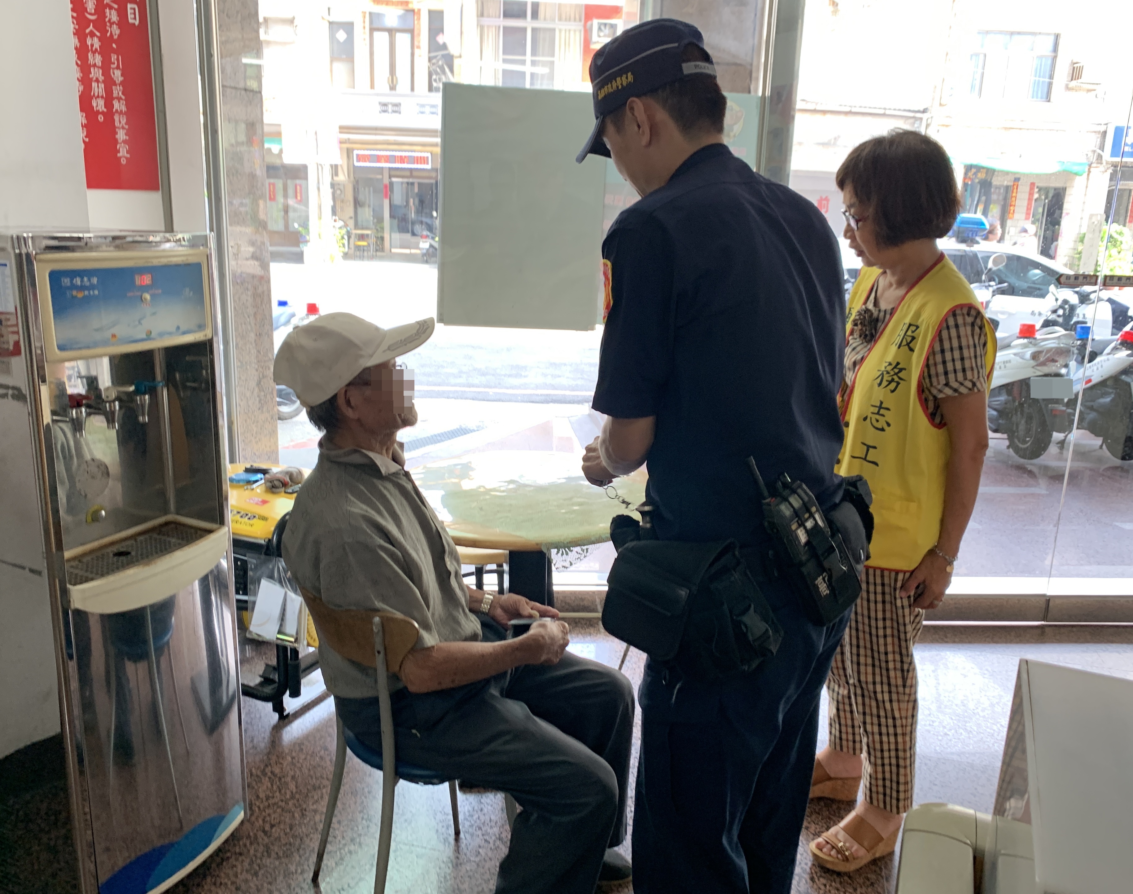 高市警局鹽埕分局警助返 迷途老翁家屬揪感心