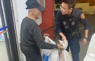 百歲人瑞撿回收無力 左營分局暖警護送返家