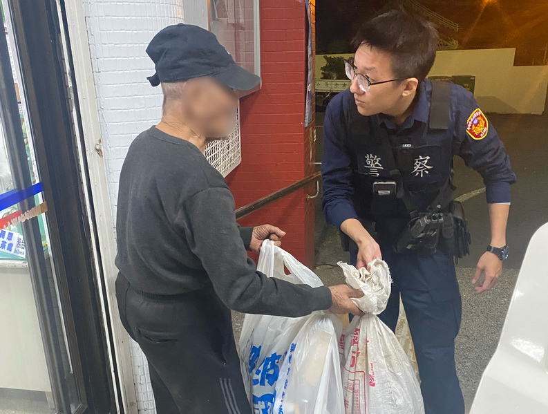 百歲人瑞撿回收無力 左營分局暖警護送返家
