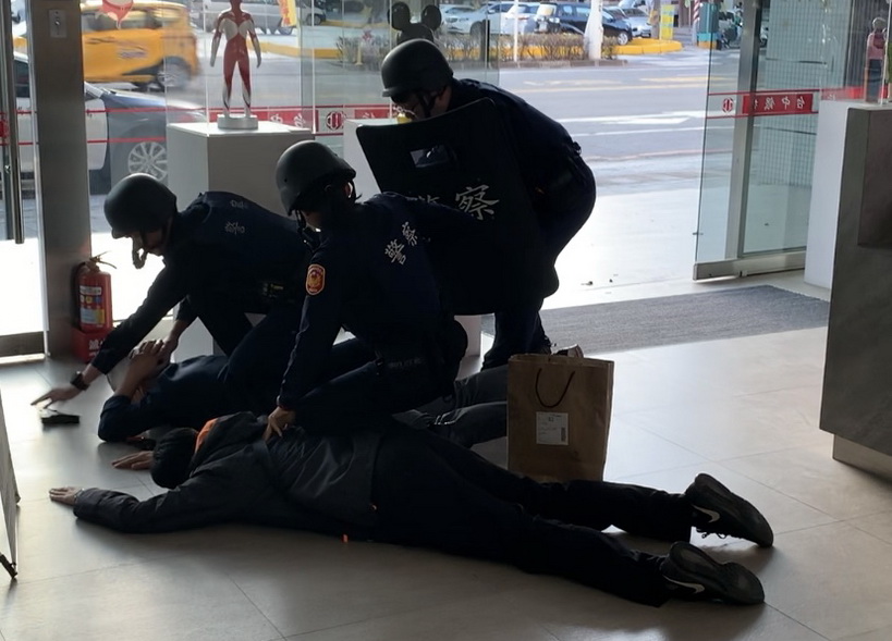 銀行配合左營分局警方防搶演練 提升防衛意識