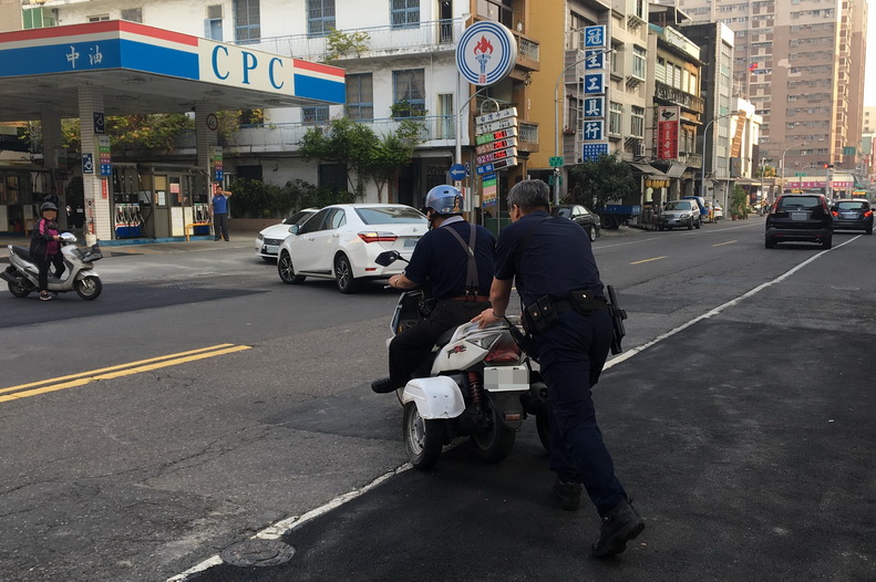 有愛無礙 三輪機車油盡顧路 鹽埕警熱心推一把