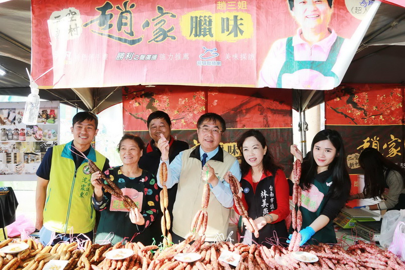 台南市長黃偉哲參加眷村美食節 年貨大街開市　