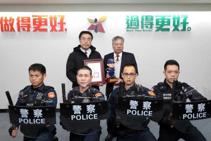 企業捐盾護警 台南市長黃偉哲頒感謝狀