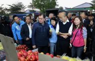 關心農漁蔬果年節供貨 韓國瑜巡訪漁港、市場拜早年