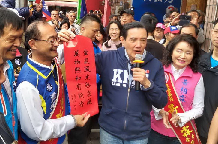 前總統馬英九攜手黃柏霖發春聯 請票投黃柏霖進立法院