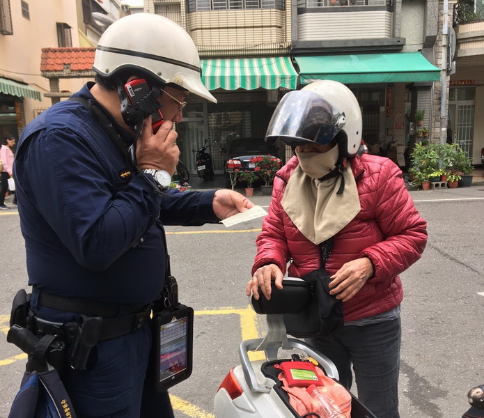 老嫗迷路 三民第二分局陽明警安全送返家