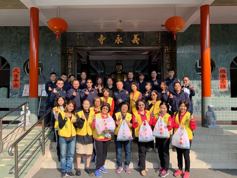 寒冬送暖 三民二分局覺民警與義永寺弱勢家庭
