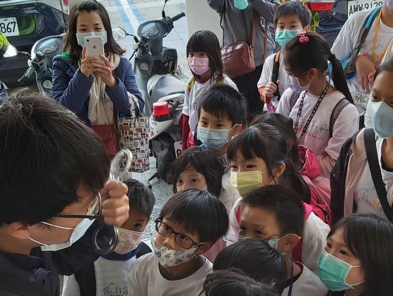 反毒小志工參訪旗津分駐所 感謝維安融化員警心