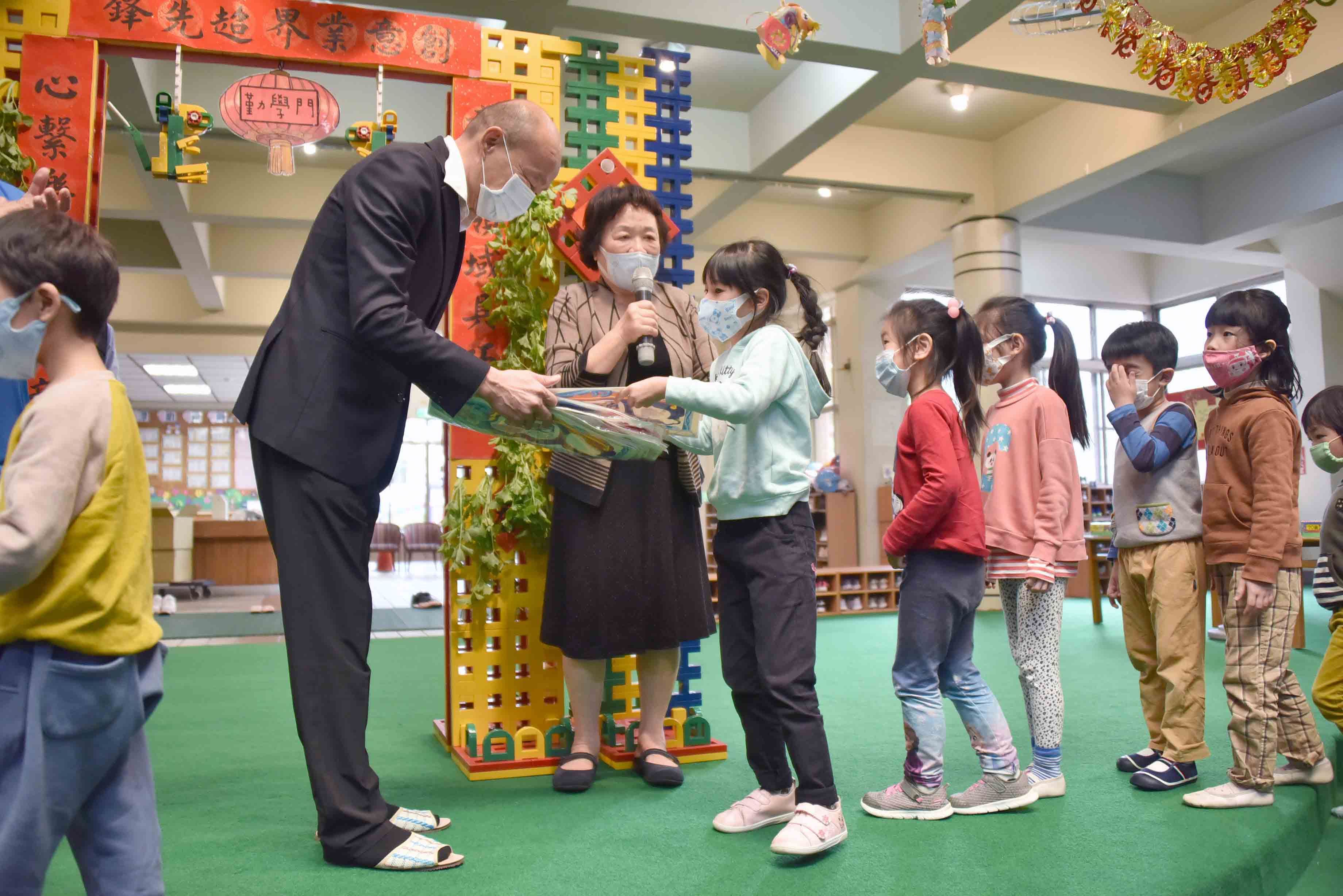 韓國瑜至私幼關心上課情形 贈送鼠年提燈