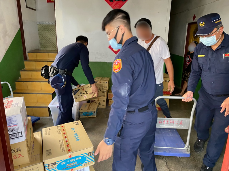 肺炎肆虐 左營警方與愛心人士協助物資發放