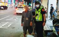 老翁呆坐公車站 左營警分局警細心查證助返